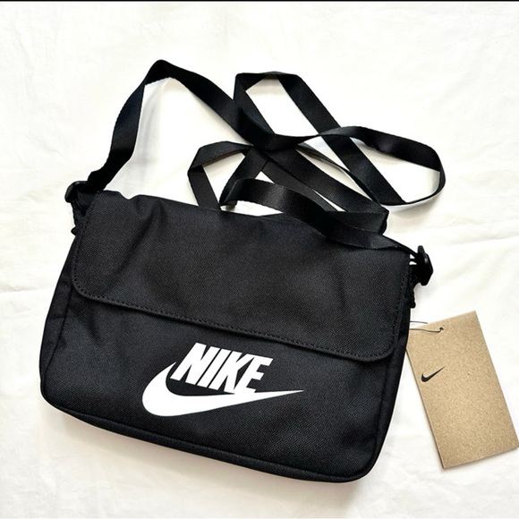 Nike Classic Black Crossbody Bag - Picture 1 of 3